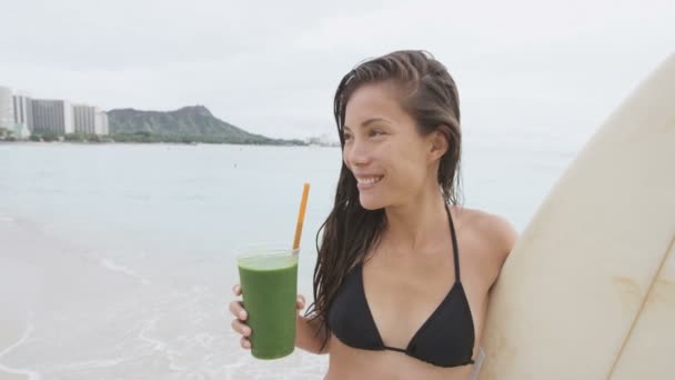 Kvinnan dricka gröna grönsaksjuice — Stockvideo