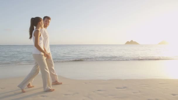 Casal andando desfrutando do nascer do sol em férias — Vídeo de Stock