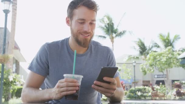 Hombre SMS mensajes de texto en el teléfono inteligente — Vídeos de Stock