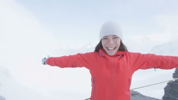 Mujer en la cima de la montaña Jungfrau — Vídeo de stock