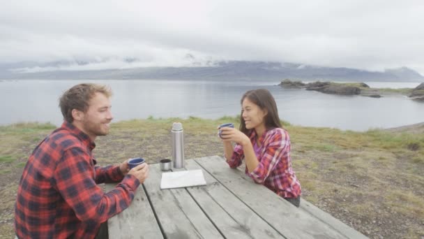 Paar camping drinken koffie — Stockvideo