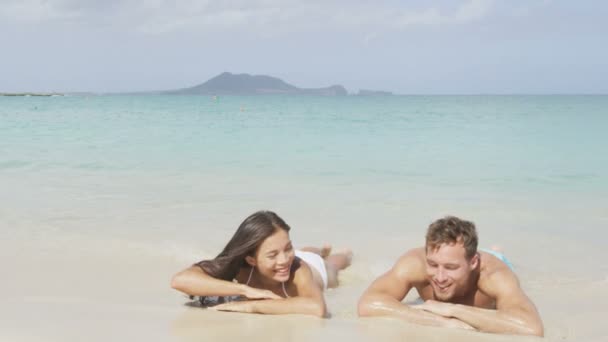 Couple relaxant à Lanikai — Video