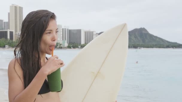 Woman surfer drinking smoothie — Stock Video