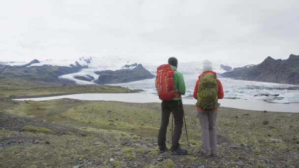 Människor på äventyr resa på Island — Stockvideo