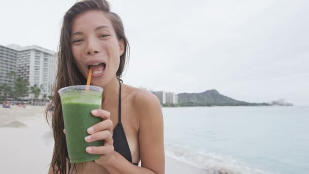 Vrouw drinken smoothie op strand — Stockvideo