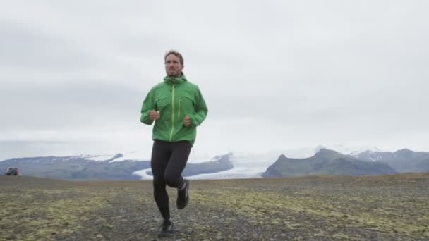 Erkek koşu ve sahada çalışan — Stok video