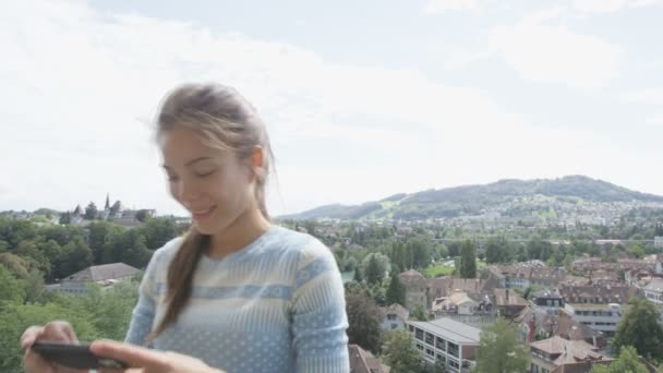 Asiático mulher tomando auto retrato — Vídeo de Stock