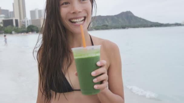 Mulher bebendo smoothie na praia — Vídeo de Stock