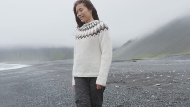 Femme mignonne marchant sur la plage sur l'Islande — Video