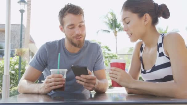 Paar schaut aufs Smartphone — Stockvideo