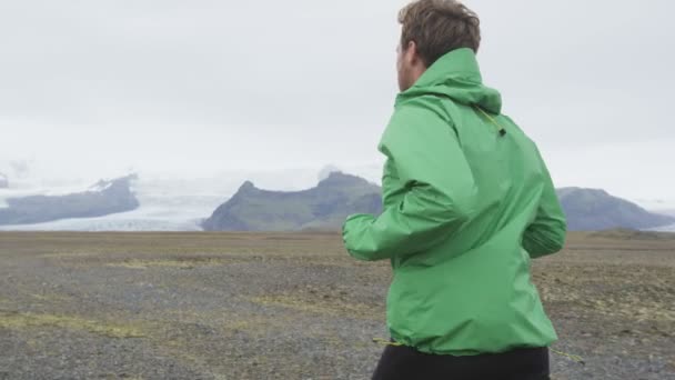 Человек бегает по полю — стоковое видео