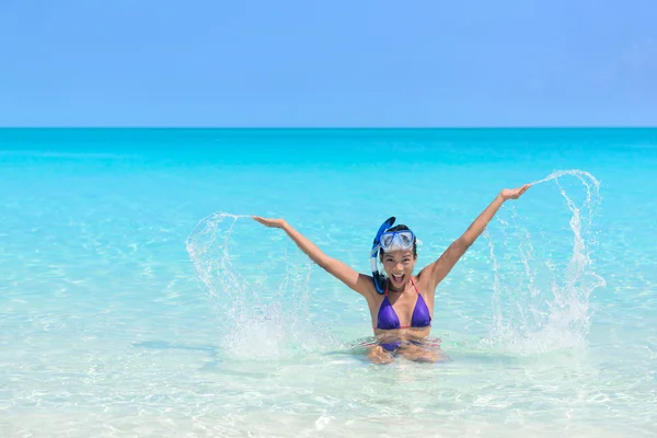 Mulher brincando no oceano — Fotografia de Stock
