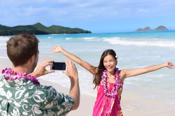 Homem tirando fotos de mulher na praia — Fotografia de Stock