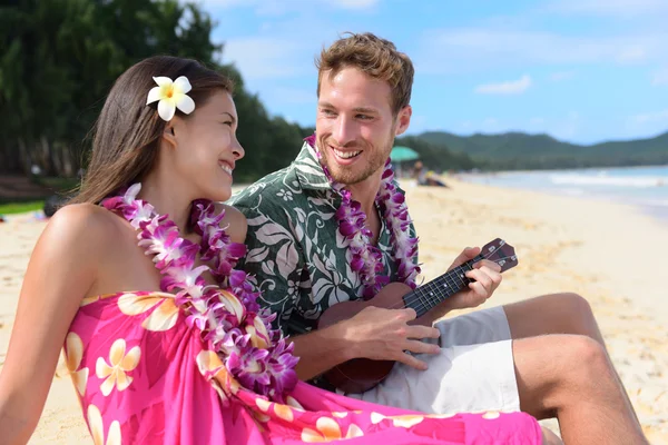 Donna e uomo innamorati sulla spiaggia — Foto Stock