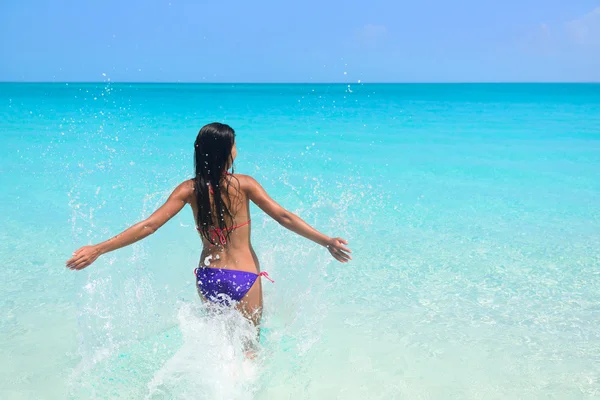 Женщина в бикини купается в голубом океане — стоковое фото