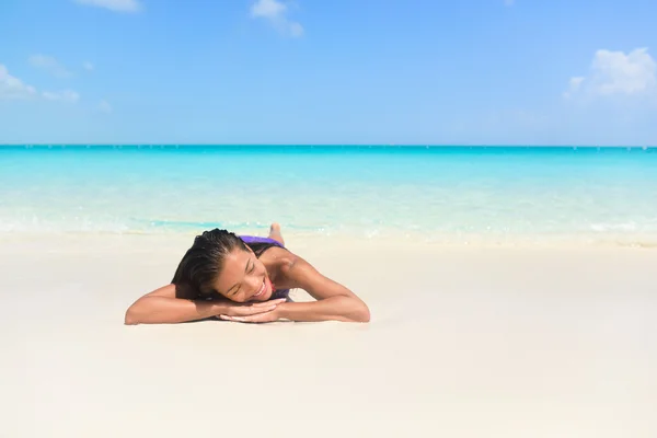 Woman sleeping on sand — 图库照片