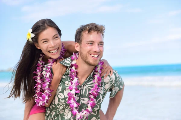 Beach couple having fun piggybacking — 스톡 사진