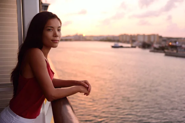 Frau genießt Balkon am Meer — Stockfoto