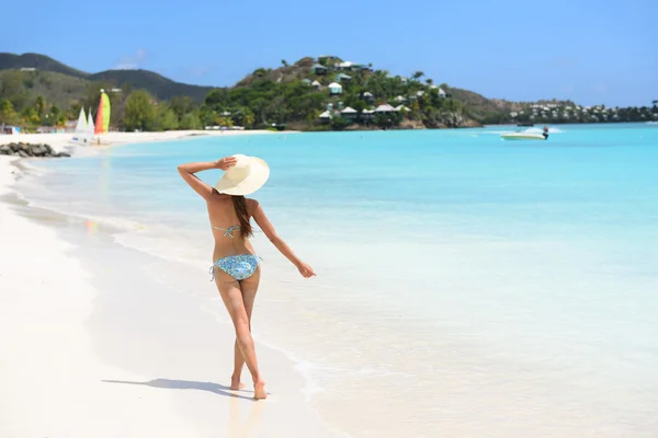 Woman in bikini wearing beach hat — Stock fotografie