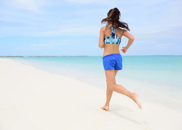 Бегун тренирует кардио бег на пляже — стоковое фото