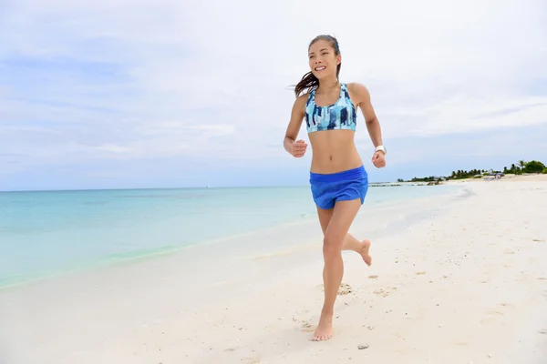 Жінка біжить на пляжі, живучи здоровим життям — стокове фото