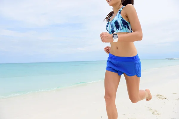 Woman training cardio on beach — Stockfoto