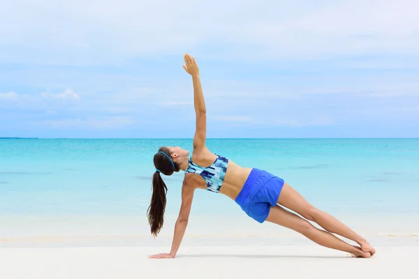 Mujer entrenamiento de fuerza su cuerpo — Foto de Stock