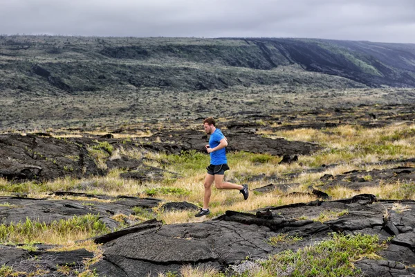 Hombre ultra corredor en la naturaleza paisaje — Foto de Stock