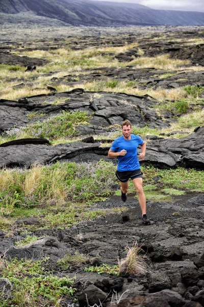 Trilho de homem correndo sobre rochas vulcânicas — Fotografia de Stock