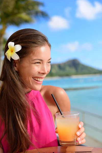 Asian woman holding alcoholic drink — Stok fotoğraf