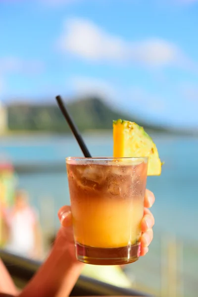 Друзья пьют за веселье на пляже Вайкики — стоковое фото