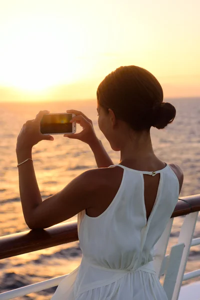 Femme prenant des photos avec smartphone en mer — Photo