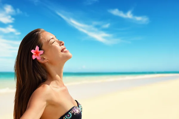 Woman wearing flower while enjoying sunlight — Stok fotoğraf