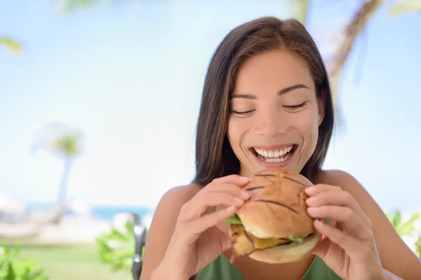 Mulher comendo sanduíche na praia — Fotografia de Stock