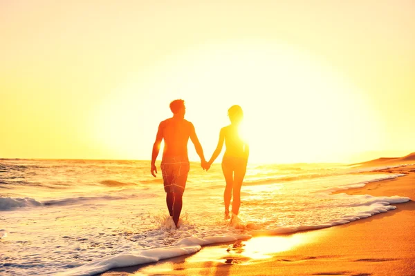 Couple romantic holding hands at sunset — Stok fotoğraf