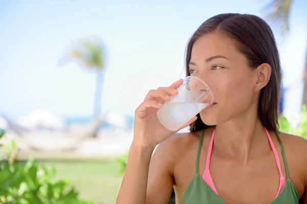 Kobieta świeżej wody do picia — Zdjęcie stockowe