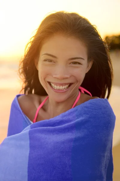 Женщина, завернутая в полотенце на пляже — стоковое фото