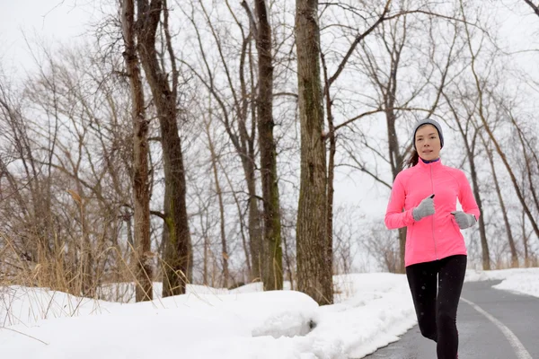 Woman jogging doing her workout outside — 스톡 사진