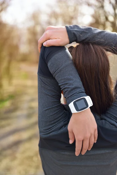 Polso femminile indossando orologio sportivo intelligente — Foto Stock