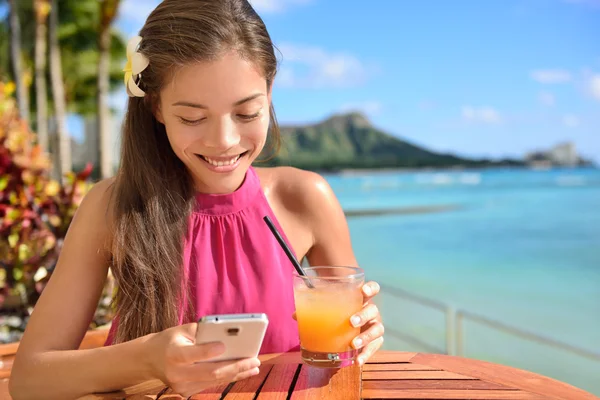 Frau benutzt Smartphone am Strand — Stockfoto