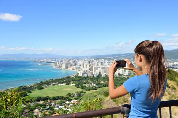 Hawaii tourist taking photo of Honolulu — 스톡 사진