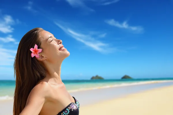 Retrato de mujer en la playa de Hawaii Lanikai — Foto de Stock