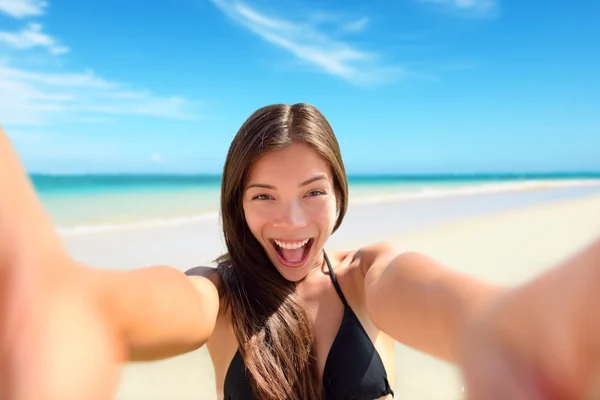 Woman taking photo at beach — Stockfoto