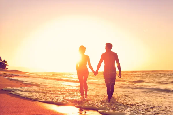 Couple lune de miel sur la plage — Photo