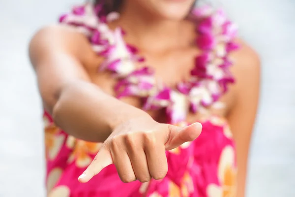 Vrouw maken Hawaiian shaka hand teken — Stockfoto