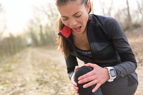 Female runner with hurting knee — Stock Photo, Image