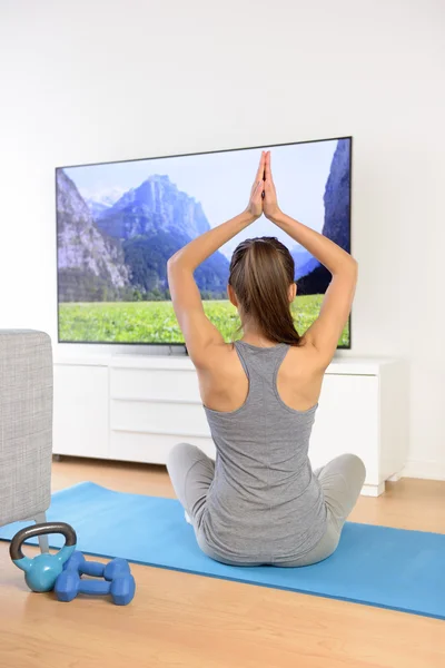 Mujer haciendo meditación de yoga en casa —  Fotos de Stock