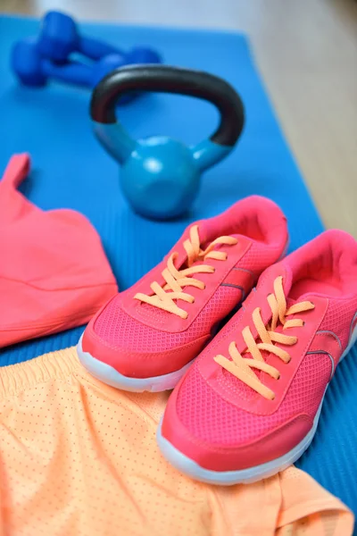 Fitness outfit closeup with kettlebell — Stockfoto