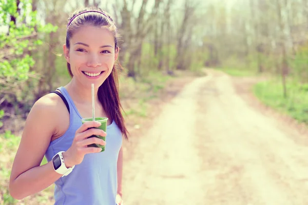Fitness girl drinking spinach smoothie — ストック写真
