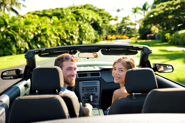 Couple in car on summer road trip — Stock Photo, Image
